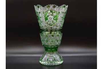ドイツ　マイセン　Meissen　クリスタル　美しいグリーンの色被せガラスと繊細なカッティングに見惚れる花瓶(バラ、薔薇、ローズ、花生、花入、花器、フラワーベース、カットガラス)(R-079056)