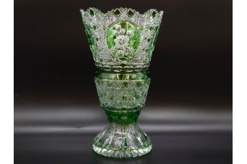 ドイツ　マイセン　Meissen　クリスタル　美しいグリーンの色被せガラスと繊細なカッティングに見惚れる花瓶(バラ、薔薇、ローズ、花生、花入、花器、フラワーベース、カットガラス)(R-079056)