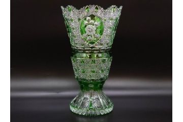 ドイツ　マイセン　Meissen　クリスタル　美しいグリーンの色被せガラスと繊細なカッティングに見惚れる花瓶(バラ、薔薇、ローズ、花生、花入、花器、フラワーベース、カットガラス)(R-079056)