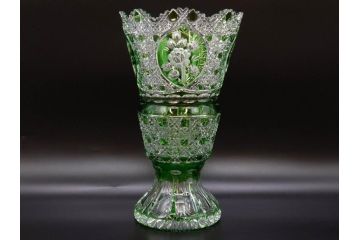 ドイツ　マイセン　Meissen　クリスタル　美しいグリーンの色被せガラスと繊細なカッティングに見惚れる花瓶(バラ、薔薇、ローズ、花生、花入、花器、フラワーベース、カットガラス)(R-079056)