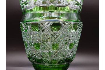 ドイツ　マイセン　Meissen　クリスタル　美しいグリーンの色被せガラスと繊細なカッティングに見惚れる花瓶(バラ、薔薇、ローズ、花生、花入、花器、フラワーベース、カットガラス)(R-079056)