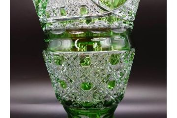 ドイツ　マイセン　Meissen　クリスタル　美しいグリーンの色被せガラスと繊細なカッティングに見惚れる花瓶(バラ、薔薇、ローズ、花生、花入、花器、フラワーベース、カットガラス)(R-079056)