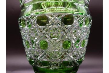 ドイツ　マイセン　Meissen　クリスタル　美しいグリーンの色被せガラスと繊細なカッティングに見惚れる花瓶(バラ、薔薇、ローズ、花生、花入、花器、フラワーベース、カットガラス)(R-079056)