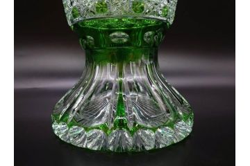 ドイツ　マイセン　Meissen　クリスタル　美しいグリーンの色被せガラスと繊細なカッティングに見惚れる花瓶(バラ、薔薇、ローズ、花生、花入、花器、フラワーベース、カットガラス)(R-079056)