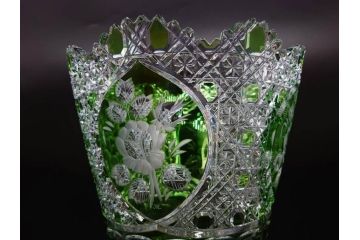 ドイツ　マイセン　Meissen　クリスタル　美しいグリーンの色被せガラスと繊細なカッティングに見惚れる花瓶(バラ、薔薇、ローズ、花生、花入、花器、フラワーベース、カットガラス)(R-079056)