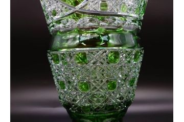 ドイツ　マイセン　Meissen　クリスタル　美しいグリーンの色被せガラスと繊細なカッティングに見惚れる花瓶(バラ、薔薇、ローズ、花生、花入、花器、フラワーベース、カットガラス)(R-079056)