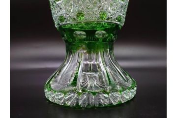 ドイツ　マイセン　Meissen　クリスタル　美しいグリーンの色被せガラスと繊細なカッティングに見惚れる花瓶(バラ、薔薇、ローズ、花生、花入、花器、フラワーベース、カットガラス)(R-079056)