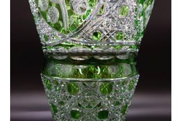 ドイツ　マイセン　Meissen　クリスタル　美しいグリーンの色被せガラスと繊細なカッティングに見惚れる花瓶(バラ、薔薇、ローズ、花生、花入、花器、フラワーベース、カットガラス)(R-079056)
