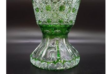 ドイツ　マイセン　Meissen　クリスタル　美しいグリーンの色被せガラスと繊細なカッティングに見惚れる花瓶(バラ、薔薇、ローズ、花生、花入、花器、フラワーベース、カットガラス)(R-079056)