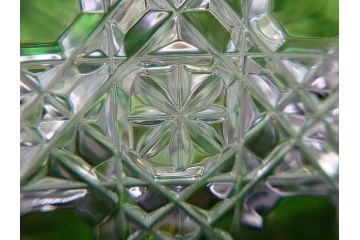ドイツ　マイセン　Meissen　クリスタル　美しいグリーンの色被せガラスと繊細なカッティングに見惚れる花瓶(バラ、薔薇、ローズ、花生、花入、花器、フラワーベース、カットガラス)(R-079056)
