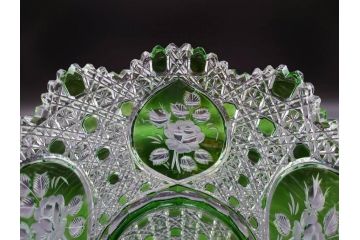 ドイツ　マイセン　Meissen　クリスタル　美しいグリーンの色被せガラスと繊細なカッティングに見惚れる花瓶(バラ、薔薇、ローズ、花生、花入、花器、フラワーベース、カットガラス)(R-079056)