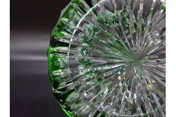ドイツ　マイセン　Meissen　クリスタル　美しいグリーンの色被せガラスと繊細なカッティングに見惚れる花瓶(バラ、薔薇、ローズ、花生、花入、花器、フラワーベース、カットガラス)(R-079056)