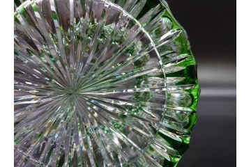 ドイツ　マイセン　Meissen　クリスタル　美しいグリーンの色被せガラスと繊細なカッティングに見惚れる花瓶(バラ、薔薇、ローズ、花生、花入、花器、フラワーベース、カットガラス)(R-079056)