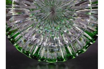 ドイツ　マイセン　Meissen　クリスタル　美しいグリーンの色被せガラスと繊細なカッティングに見惚れる花瓶(バラ、薔薇、ローズ、花生、花入、花器、フラワーベース、カットガラス)(R-079056)