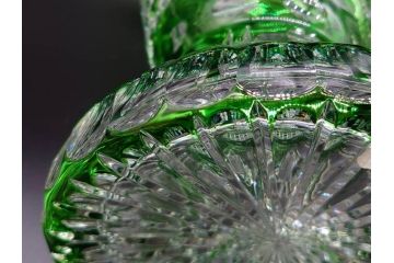 ドイツ　マイセン　Meissen　クリスタル　美しいグリーンの色被せガラスと繊細なカッティングに見惚れる花瓶(バラ、薔薇、ローズ、花生、花入、花器、フラワーベース、カットガラス)(R-079056)