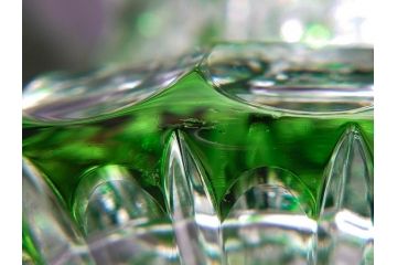 ドイツ　マイセン　Meissen　クリスタル　美しいグリーンの色被せガラスと繊細なカッティングに見惚れる花瓶(バラ、薔薇、ローズ、花生、花入、花器、フラワーベース、カットガラス)(R-079056)