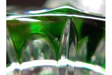 ドイツ　マイセン　Meissen　クリスタル　美しいグリーンの色被せガラスと繊細なカッティングに見惚れる花瓶(バラ、薔薇、ローズ、花生、花入、花器、フラワーベース、カットガラス)(R-079056)