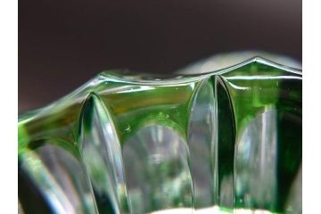ドイツ　マイセン　Meissen　クリスタル　美しいグリーンの色被せガラスと繊細なカッティングに見惚れる花瓶(バラ、薔薇、ローズ、花生、花入、花器、フラワーベース、カットガラス)(R-079056)