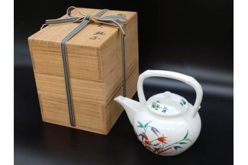 重要無形文化財　人間国宝　十四代 酒井田柿右衛門　本人作　有田焼　濁手　松竹梅文　色絵が映えた美しい銚子(急須、水注、酒器、和食器、共箱付き)(R-079058)