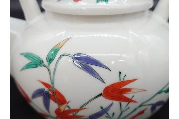 重要無形文化財　人間国宝　十四代 酒井田柿右衛門　本人作　有田焼　濁手　松竹梅文　色絵が映えた美しい銚子(急須、水注、酒器、和食器、共箱付き)(R-079058)