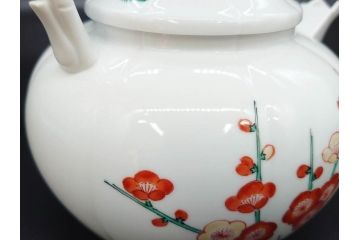 重要無形文化財　人間国宝　十四代 酒井田柿右衛門　本人作　有田焼　濁手　松竹梅文　色絵が映えた美しい銚子(急須、水注、酒器、和食器、共箱付き)(R-079058)