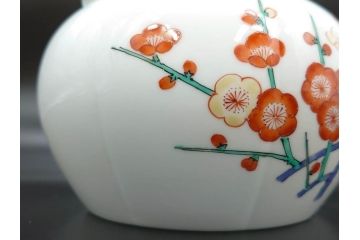重要無形文化財　人間国宝　十四代 酒井田柿右衛門　本人作　有田焼　濁手　松竹梅文　色絵が映えた美しい銚子(急須、水注、酒器、和食器、共箱付き)(R-079058)