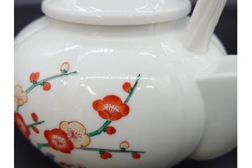 重要無形文化財　人間国宝　十四代 酒井田柿右衛門　本人作　有田焼　濁手　松竹梅文　色絵が映えた美しい銚子(急須、水注、酒器、和食器、共箱付き)(R-079058)