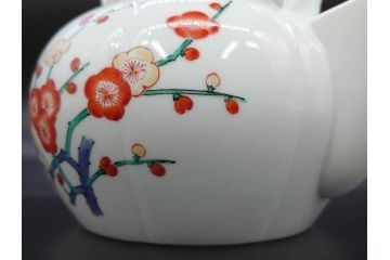 重要無形文化財　人間国宝　十四代 酒井田柿右衛門　本人作　有田焼　濁手　松竹梅文　色絵が映えた美しい銚子(急須、水注、酒器、和食器、共箱付き)(R-079058)