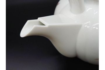 重要無形文化財　人間国宝　十四代 酒井田柿右衛門　本人作　有田焼　濁手　松竹梅文　色絵が映えた美しい銚子(急須、水注、酒器、和食器、共箱付き)(R-079058)
