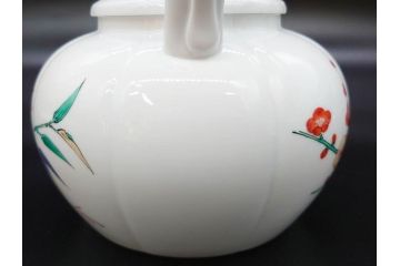 重要無形文化財　人間国宝　十四代 酒井田柿右衛門　本人作　有田焼　濁手　松竹梅文　色絵が映えた美しい銚子(急須、水注、酒器、和食器、共箱付き)(R-079058)