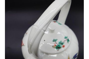 重要無形文化財　人間国宝　十四代 酒井田柿右衛門　本人作　有田焼　濁手　松竹梅文　色絵が映えた美しい銚子(急須、水注、酒器、和食器、共箱付き)(R-079058)