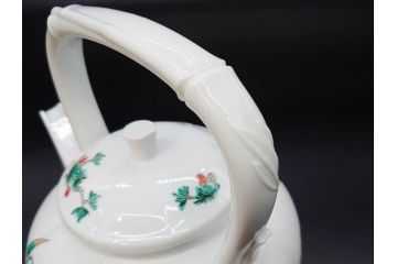 重要無形文化財　人間国宝　十四代 酒井田柿右衛門　本人作　有田焼　濁手　松竹梅文　色絵が映えた美しい銚子(急須、水注、酒器、和食器、共箱付き)(R-079058)