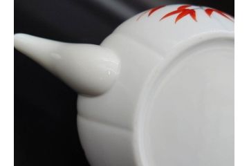重要無形文化財　人間国宝　十四代 酒井田柿右衛門　本人作　有田焼　濁手　松竹梅文　色絵が映えた美しい銚子(急須、水注、酒器、和食器、共箱付き)(R-079058)