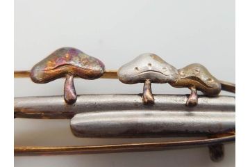 彫金　K18(18金)　細やかな金工が魅力的な帯留め(ゴールド、真珠、パール、松、風景、着物道具、和装小物、アクセサリー)(R-079062)