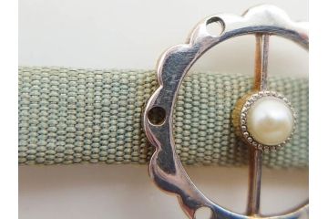 彫金　K18(18金)　さりげないデザインが上品な帯留め(ゴールド、真珠、パール、帯締め、着物道具、アクセサリー、和装小物、ケース付き)(R-079063)