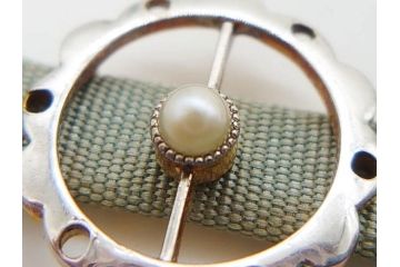 彫金　K18(18金)　さりげないデザインが上品な帯留め(ゴールド、真珠、パール、帯締め、着物道具、アクセサリー、和装小物、ケース付き)(R-079063)