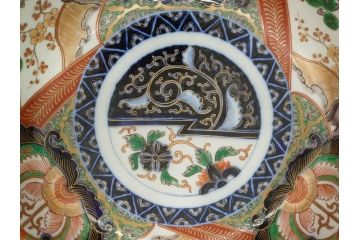 明治期　成化年製　伊万里　色絵　約31cm　1尺　色彩が鮮やかで豪華な深鉢(松、梅、鶴、ツル、菊、花、深皿、金彩、和食器、和皿、一尺)(R-079065)