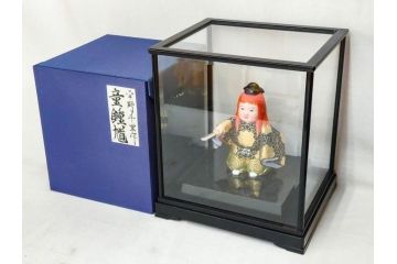 彫刻家 平野千里作　童鍾馗　極彩色　高さ19.5cm　緻密な彩色が見事な木彫(金彩、在銘、作家物、置物、ディスプレイ、おきもの、共箱付き、ガラスケース付き)(R-079069)