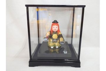 彫刻家 平野千里作　童鍾馗　極彩色　高さ19.5cm　緻密な彩色が見事な木彫(金彩、在銘、作家物、置物、ディスプレイ、おきもの、共箱付き、ガラスケース付き)(R-079069)