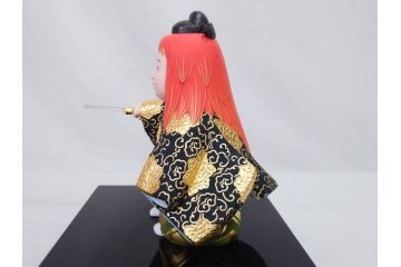 彫刻家 平野千里作　童鍾馗　極彩色　高さ19.5cm　緻密な彩色が見事な木彫(金彩、在銘、作家物、置物、ディスプレイ、おきもの、共箱付き、ガラスケース付き)(R-079069)