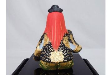 彫刻家 平野千里作　童鍾馗　極彩色　高さ19.5cm　緻密な彩色が見事な木彫(金彩、在銘、作家物、置物、ディスプレイ、おきもの、共箱付き、ガラスケース付き)(R-079069)