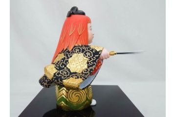彫刻家 平野千里作　童鍾馗　極彩色　高さ19.5cm　緻密な彩色が見事な木彫(金彩、在銘、作家物、置物、ディスプレイ、おきもの、共箱付き、ガラスケース付き)(R-079069)