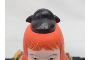 彫刻家 平野千里作　童鍾馗　極彩色　高さ19.5cm　緻密な彩色が見事な木彫(金彩、在銘、作家物、置物、ディスプレイ、おきもの、共箱付き、ガラスケース付き)(R-079069)