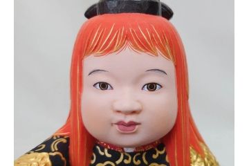 彫刻家 平野千里作　童鍾馗　極彩色　高さ19.5cm　緻密な彩色が見事な木彫(金彩、在銘、作家物、置物、ディスプレイ、おきもの、共箱付き、ガラスケース付き)(R-079069)