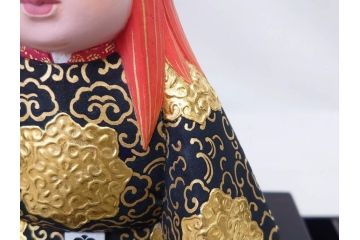 彫刻家 平野千里作　童鍾馗　極彩色　高さ19.5cm　緻密な彩色が見事な木彫(金彩、在銘、作家物、置物、ディスプレイ、おきもの、共箱付き、ガラスケース付き)(R-079069)