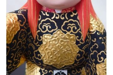 彫刻家 平野千里作　童鍾馗　極彩色　高さ19.5cm　緻密な彩色が見事な木彫(金彩、在銘、作家物、置物、ディスプレイ、おきもの、共箱付き、ガラスケース付き)(R-079069)