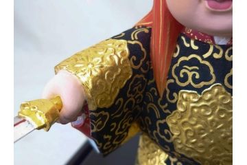 彫刻家 平野千里作　童鍾馗　極彩色　高さ19.5cm　緻密な彩色が見事な木彫(金彩、在銘、作家物、置物、ディスプレイ、おきもの、共箱付き、ガラスケース付き)(R-079069)