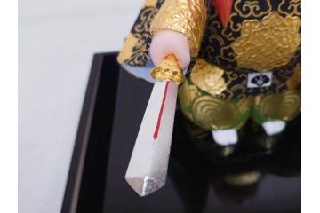 彫刻家 平野千里作　童鍾馗　極彩色　高さ19.5cm　緻密な彩色が見事な木彫(金彩、在銘、作家物、置物、ディスプレイ、おきもの、共箱付き、ガラスケース付き)(R-079069)