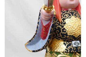 彫刻家 平野千里作　童鍾馗　極彩色　高さ19.5cm　緻密な彩色が見事な木彫(金彩、在銘、作家物、置物、ディスプレイ、おきもの、共箱付き、ガラスケース付き)(R-079069)