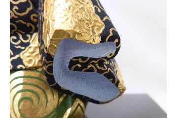 彫刻家 平野千里作　童鍾馗　極彩色　高さ19.5cm　緻密な彩色が見事な木彫(金彩、在銘、作家物、置物、ディスプレイ、おきもの、共箱付き、ガラスケース付き)(R-079069)